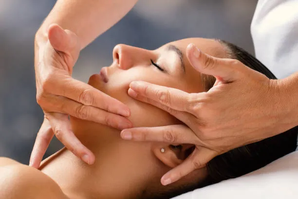 Revitalisierende Gesichtsmassage mit Anti Aging Wirkung