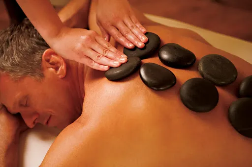 Hot Stone Massage mit erwärmten Basaltsteinen