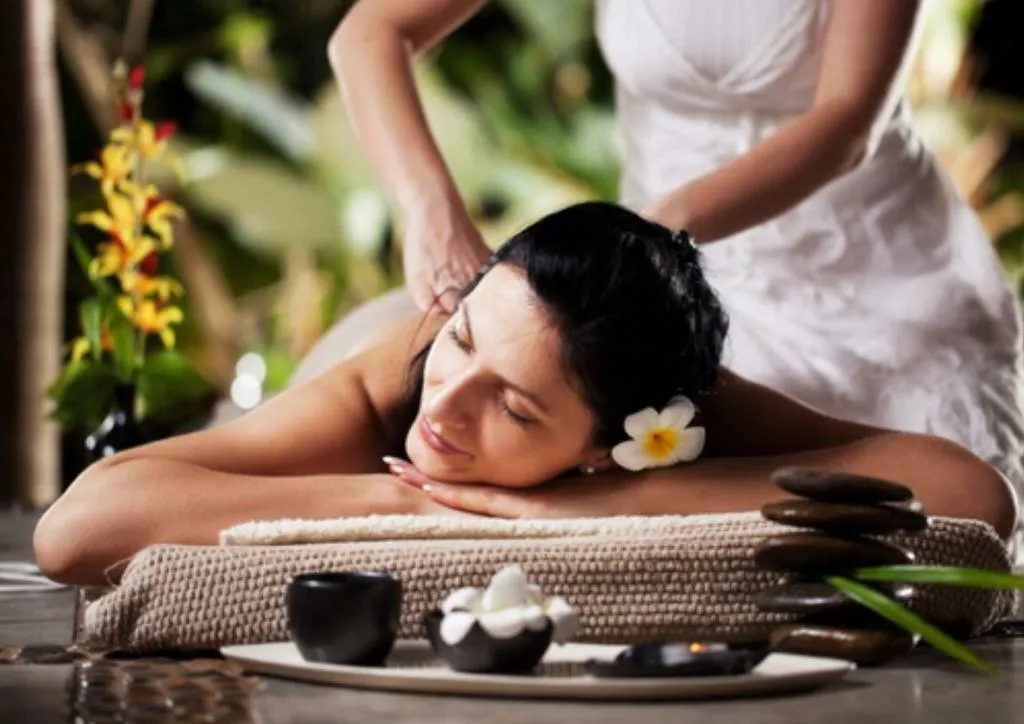 Traditionelle Thai Massage mit Druckpunkten und Dehnungen